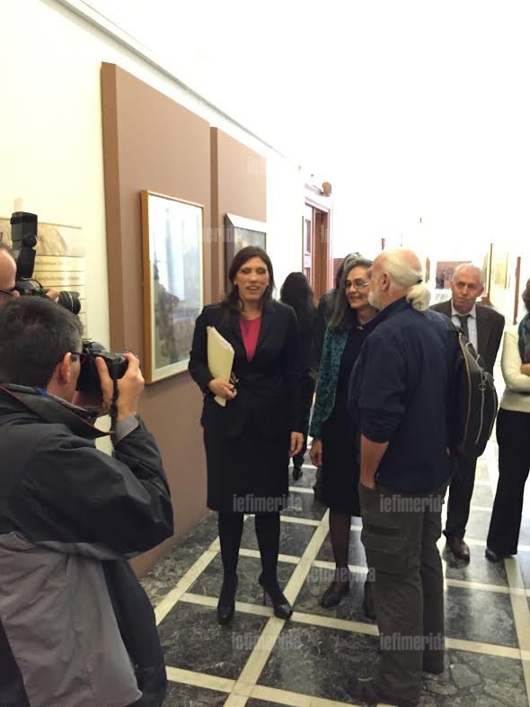 Αφωνοι όλοι με τον συνεργάτη της Κωνσταντοπούλου: Πήγε στη Βουλή με στρατιωτικό παντελόνι και σανδάλι με κάλτσα [εικόνες] | iefimerida.gr 0