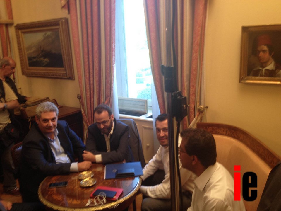 Το backstage από το Προεδρικό Μέγαρο -Τα πηγαδάκια των συνεργατών των πολιτικών αρχηγών [εικόνες] | iefimerida.gr 1