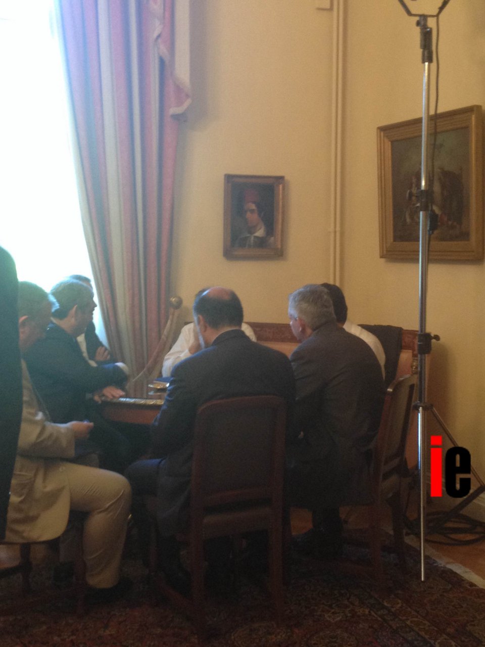 Το backstage από το Προεδρικό Μέγαρο -Τα πηγαδάκια των συνεργατών των πολιτικών αρχηγών [εικόνες] | iefimerida.gr 2