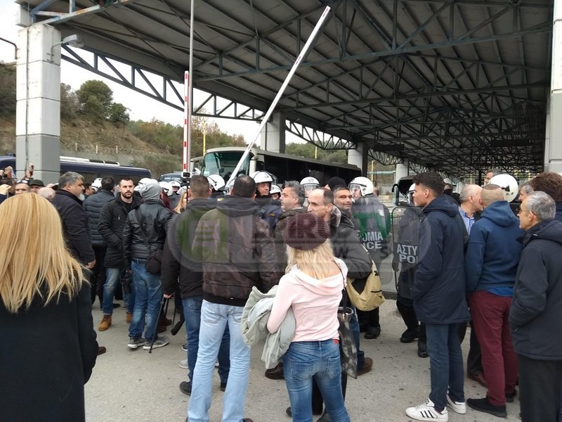 Οι συγκεντρωμένοι εμπόδισαν οχήματα να περάσουν από την Αλβανία στην Ελλάδα