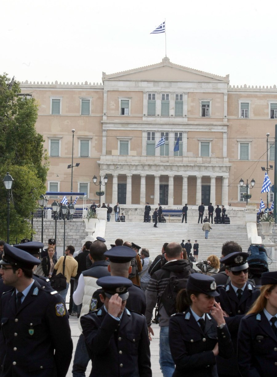 H Aθήνα «γιορτάζει» την εθνική επέτειο δείχνοντας τα δόντια της στους πολίτες– Κλούβες, κάγκελα και μιζέρια παντού [εικόνες] | iefimerida.gr 2