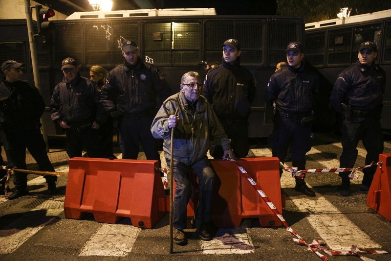 Ενταση έξω από το Μαξίμου: Συνταξιούχοι έσπασαν τον κλοιό και διαμαρτυρήθηκαν [εικόνες] | iefimerida.gr 0