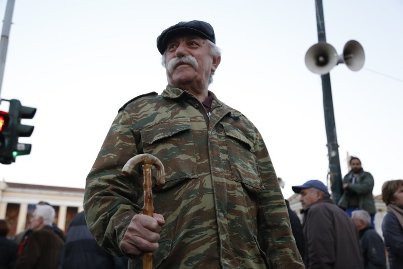 Ενταση έξω από το Μαξίμου: Συνταξιούχοι έσπασαν τον κλοιό και διαμαρτυρήθηκαν [εικόνες] | iefimerida.gr 10