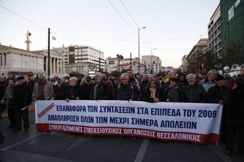 Ενταση έξω από το Μαξίμου: Συνταξιούχοι έσπασαν τον κλοιό και διαμαρτυρήθηκαν [εικόνες] | iefimerida.gr 9