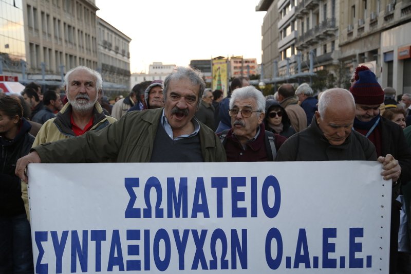 Ενταση έξω από το Μαξίμου: Συνταξιούχοι έσπασαν τον κλοιό και διαμαρτυρήθηκαν [εικόνες] | iefimerida.gr 11