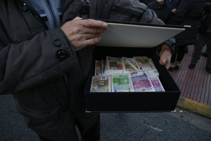 Ενταση έξω από το Μαξίμου: Συνταξιούχοι έσπασαν τον κλοιό και διαμαρτυρήθηκαν [εικόνες] | iefimerida.gr 7