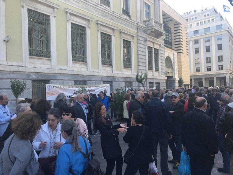 Στους δρόμους οι συνταξιούχοι της Εθνικής Τράπεζας- Τους χρωστούν 4 μήνες επικουρικές συντάξεις | iefimerida.gr 0