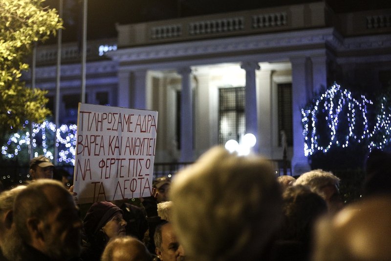 Ενταση έξω από το Μαξίμου: Συνταξιούχοι έσπασαν τον κλοιό και διαμαρτυρήθηκαν [εικόνες] | iefimerida.gr 1