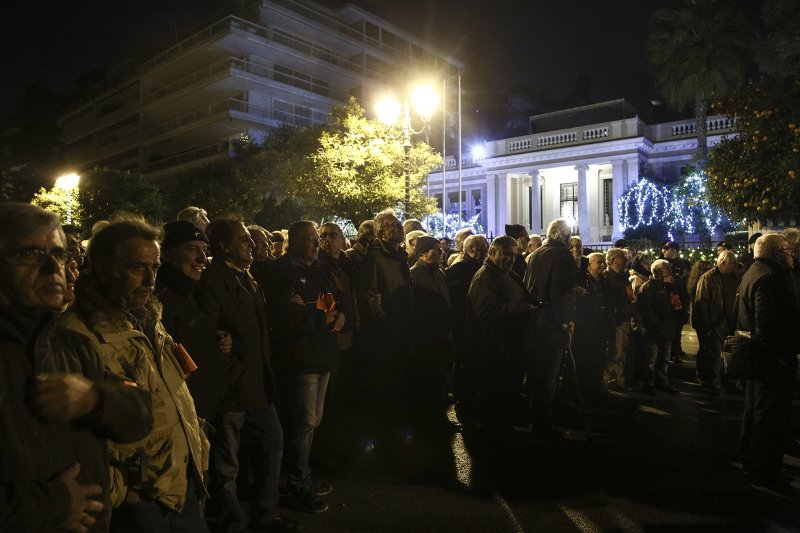 Ενταση έξω από το Μαξίμου: Συνταξιούχοι έσπασαν τον κλοιό και διαμαρτυρήθηκαν [εικόνες] | iefimerida.gr 2