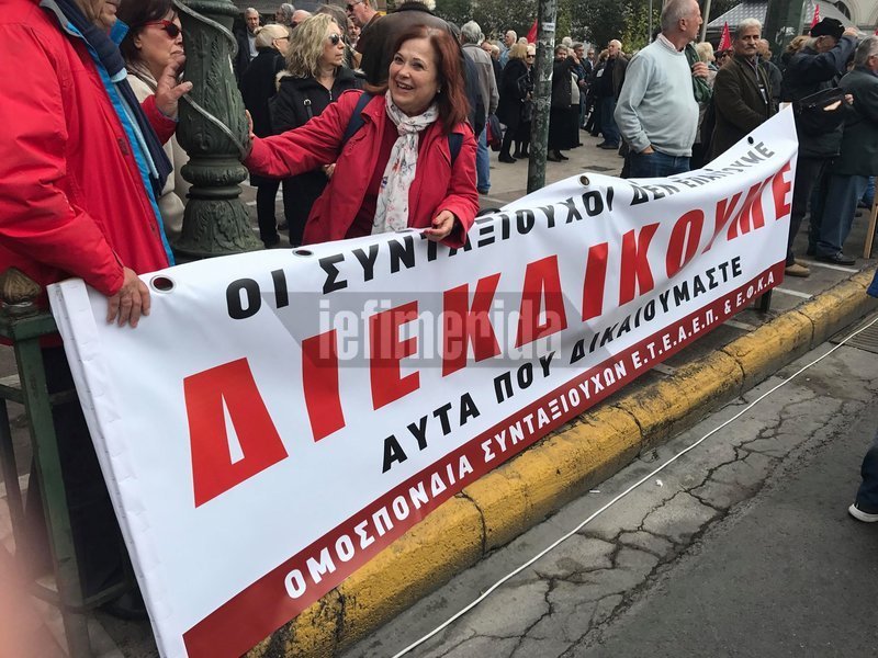 Ανάμεσα στα αιτήματα των Συνεργαζόμενων Συνταξιουχικών Οργανώσεων ΙΚΑ, Δημοσίου, ΠΟΣΕ ΟΑΕΕ, ΕΛΤΑ, ΟΣΕ, ΝΑΤ, ΠΣΣ Δικηγόρων, ΠΕΤΟΜ και ΤΕΕ είναι η επιστροφή 13ης και 14ης σύνταξης