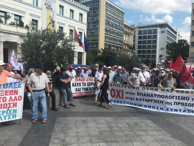 Πορεία στη Βουλή από τους συνταξιούχους -Διαμαρτυρία για τις νέες μειώσεις [εικόνες & βίντεο] | iefimerida.gr 1