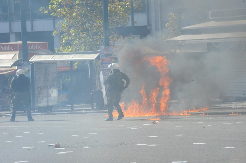 Μολότοφ, πέτρες και δακρυγόνα στην πορεία κατά της λιτότητας | iefimerida.gr 8