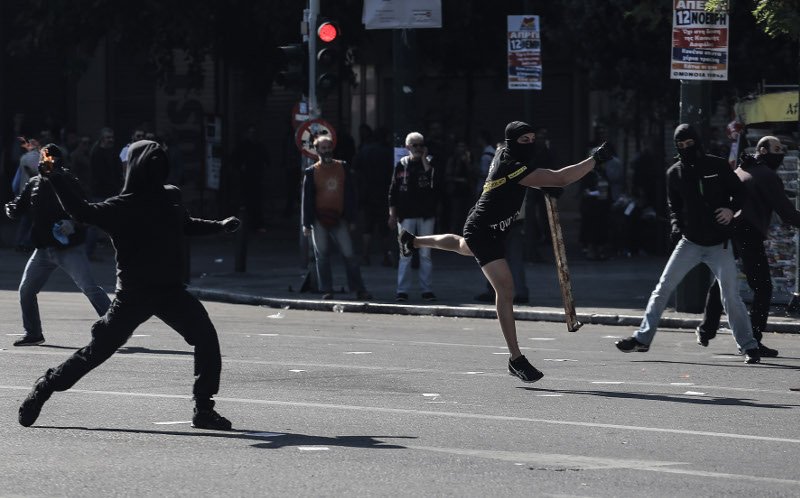 Μολότοφ, πέτρες και δακρυγόνα στην πορεία κατά της λιτότητας | iefimerida.gr 7