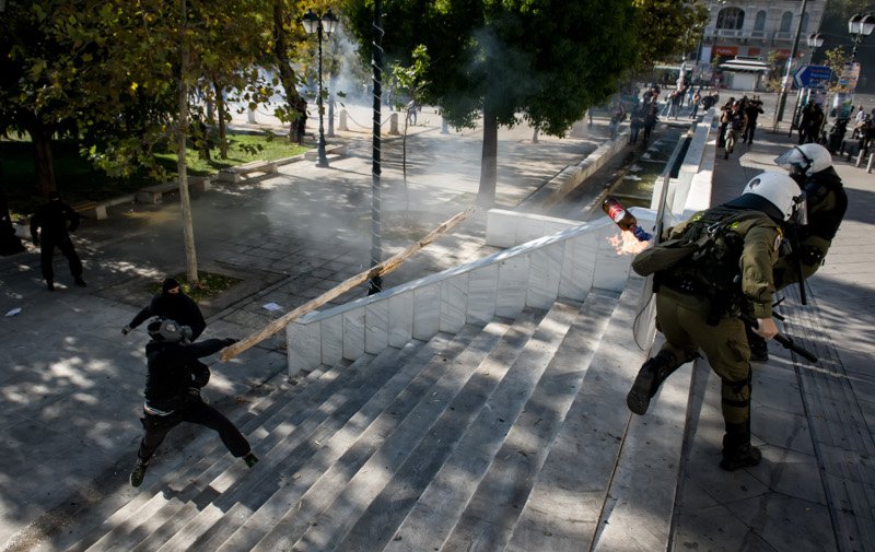 Μολότοφ, πέτρες και δακρυγόνα στην πορεία κατά της λιτότητας | iefimerida.gr 6