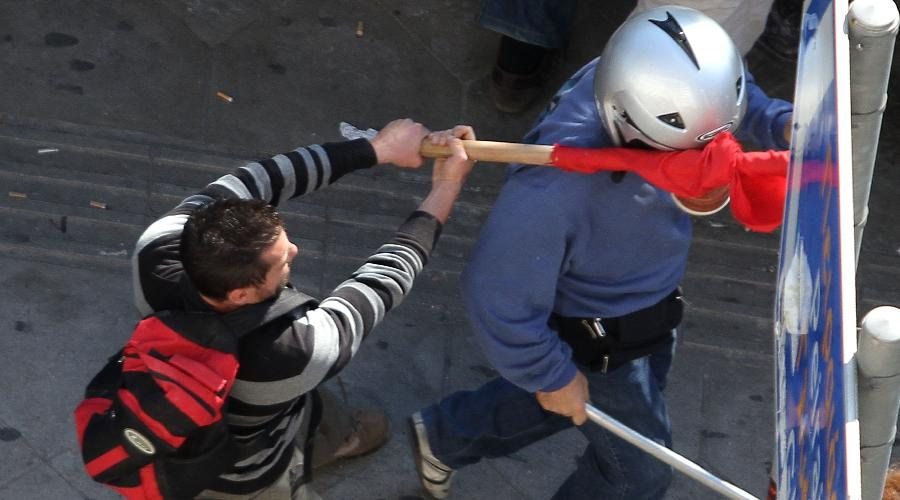 Σοκ από τις εικόνες ωμής βίας - Θεατής η αστυνομία | iefimerida.gr 1