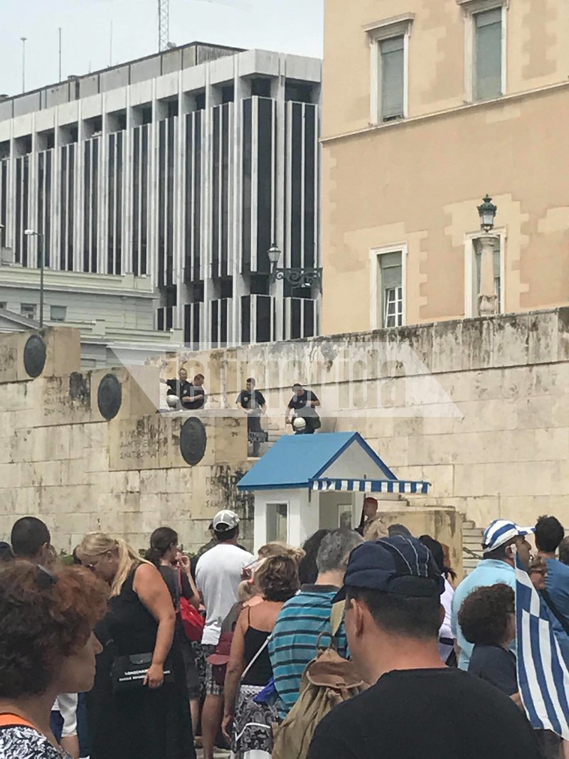 Ενταση στο συλλαλητήριο για τη Μακεδονία στο Σύνταγμα -Προσπάθησαν να μπουν στη Βουλή, τους απώθησαν τα ΜΑΤ [βίντεο & εικόνες] | iefimerida.gr 3