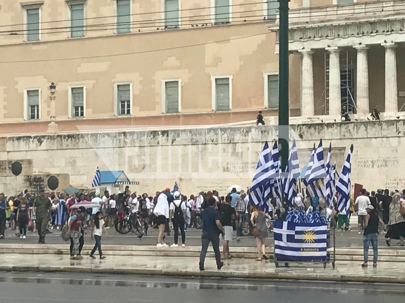 Ενταση στο συλλαλητήριο για τη Μακεδονία στο Σύνταγμα -Προσπάθησαν να μπουν στη Βουλή, τους απώθησαν τα ΜΑΤ [βίντεο & εικόνες] | iefimerida.gr 5