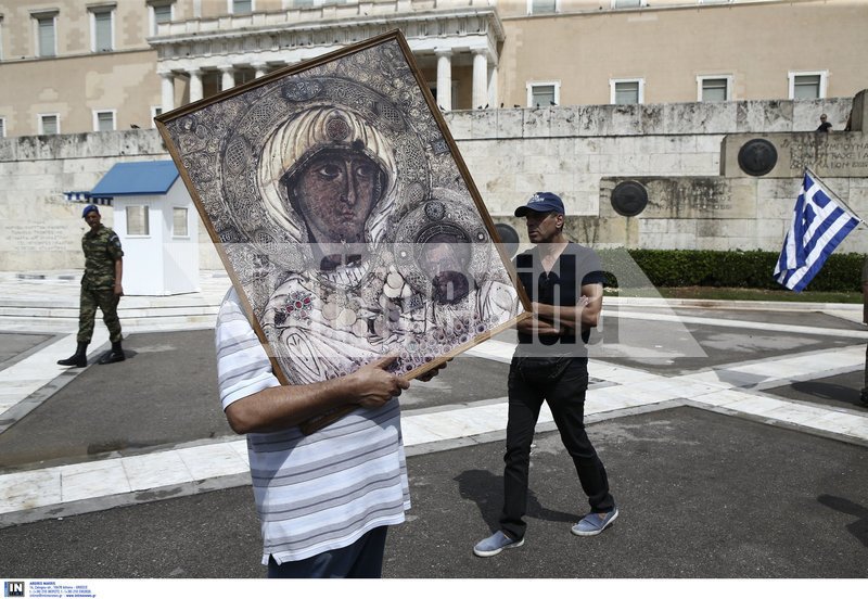 Ενταση στο συλλαλητήριο για τη Μακεδονία στο Σύνταγμα -Προσπάθησαν να μπουν στη Βουλή, τους απώθησαν τα ΜΑΤ [βίντεο & εικόνες] | iefimerida.gr 8