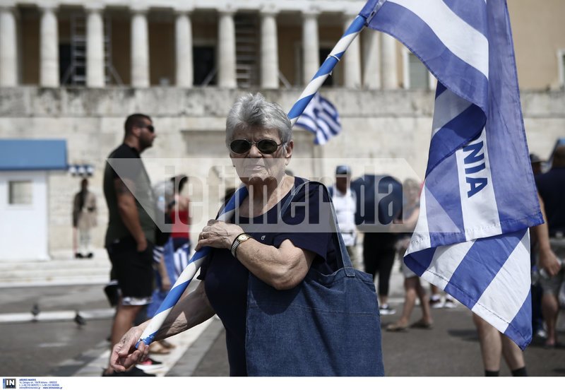 Ενταση στο συλλαλητήριο για τη Μακεδονία στο Σύνταγμα -Προσπάθησαν να μπουν στη Βουλή, τους απώθησαν τα ΜΑΤ [βίντεο & εικόνες] | iefimerida.gr 9