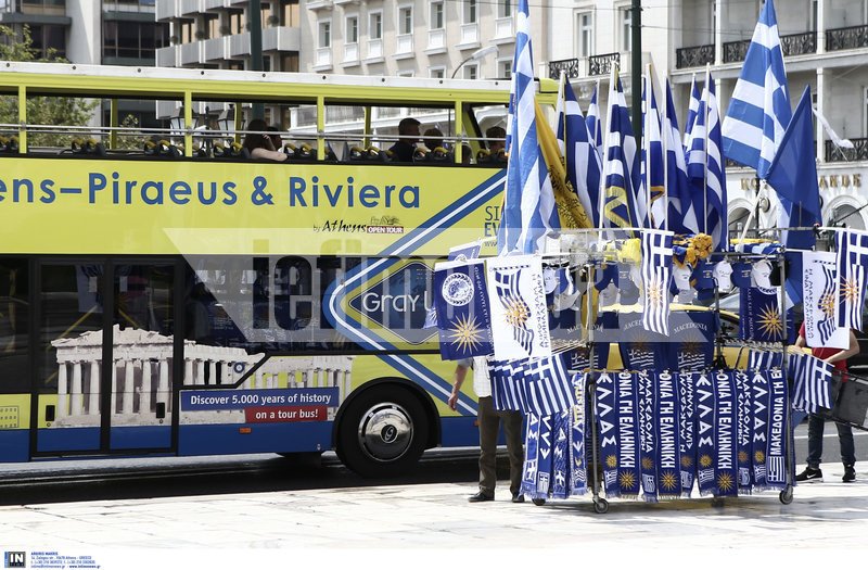 Ενταση στο συλλαλητήριο για τη Μακεδονία στο Σύνταγμα -Προσπάθησαν να μπουν στη Βουλή, τους απώθησαν τα ΜΑΤ [βίντεο & εικόνες] | iefimerida.gr 10