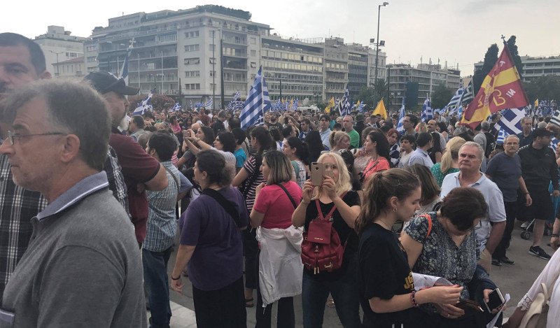 Ενταση στο συλλαλητήριο για τη Μακεδονία στο Σύνταγμα -Προσπάθησαν να μπουν στη Βουλή, τους απώθησαν τα ΜΑΤ [βίντεο & εικόνες] | iefimerida.gr 1