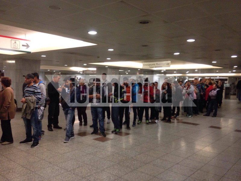 Χάος για ένα ηλεκτρονικό εισιτήριο -Ατελείωτες ουρές χιλιάδων ατόμων [εικόνες] | iefimerida.gr 0