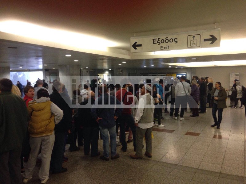 Χάος για ένα ηλεκτρονικό εισιτήριο -Ατελείωτες ουρές χιλιάδων ατόμων [εικόνες] | iefimerida.gr 2