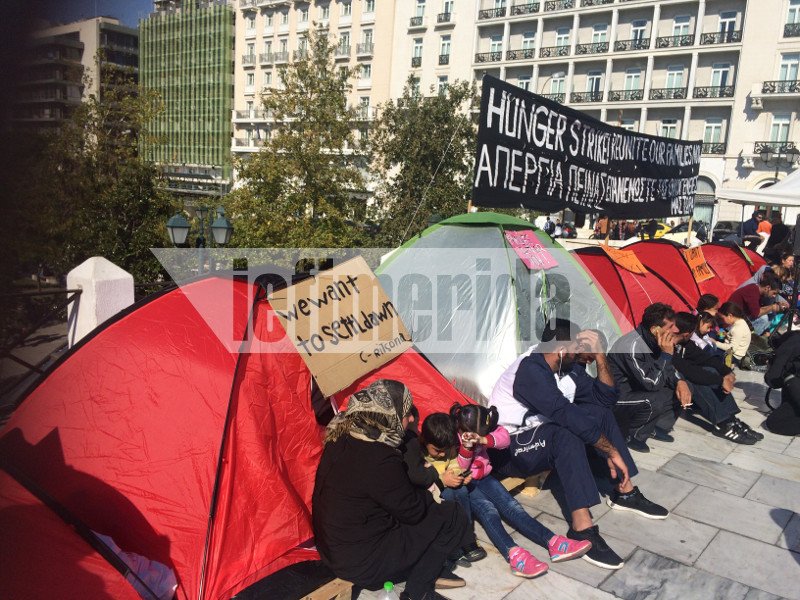 Πάλι γέμισε σκηνές το Σύνταγμα -Απεργία πείνας των μεταναστών, ζητούν ένωση με τις οικογένειές τους  [βίντεο] | iefimerida.gr 0