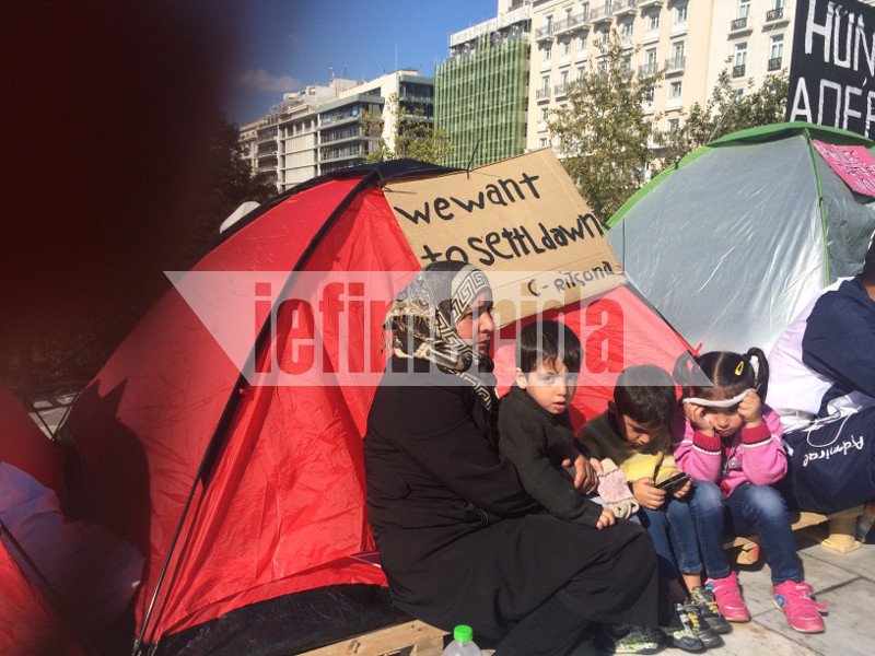 Πάλι γέμισε σκηνές το Σύνταγμα -Απεργία πείνας των μεταναστών, ζητούν ένωση με τις οικογένειές τους  [βίντεο] | iefimerida.gr 3