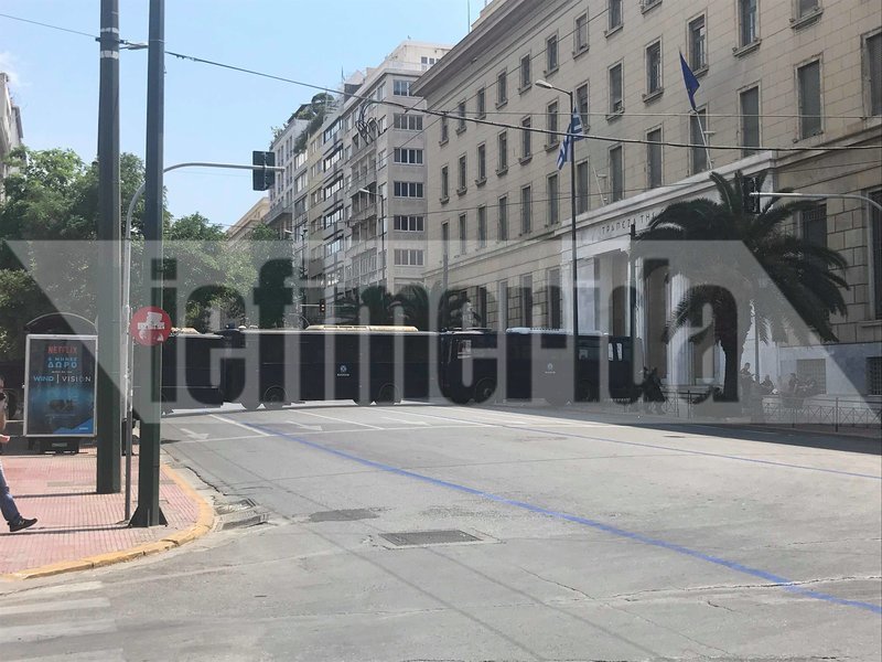 Συγκέντρωση στο κέντρο της Αθήνας για τους 2 στρατιωτικούς [εικόνες & βίντεο] | iefimerida.gr 2