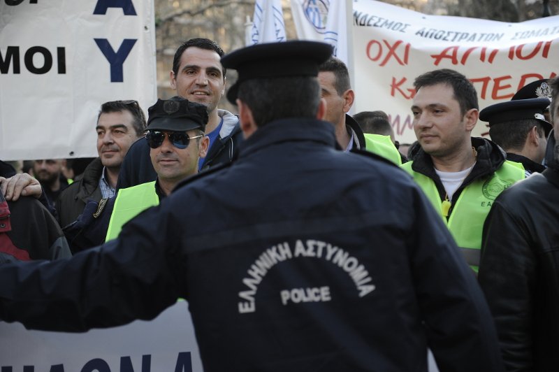 Συγκέντρωση ένστολων στο Σύνταγμα -Στον δρόμο αστυνομικοί, λιμενικοί και πυροσβέστες [εικόνες] | iefimerida.gr 0