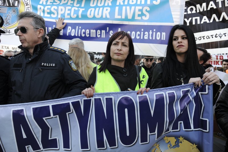 Συγκέντρωση ένστολων στο Σύνταγμα -Στον δρόμο αστυνομικοί, λιμενικοί και πυροσβέστες [εικόνες] | iefimerida.gr 1