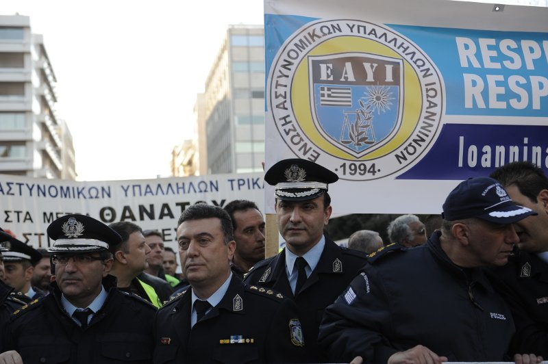 Συγκέντρωση ένστολων στο Σύνταγμα -Στον δρόμο αστυνομικοί, λιμενικοί και πυροσβέστες [εικόνες] | iefimerida.gr 2