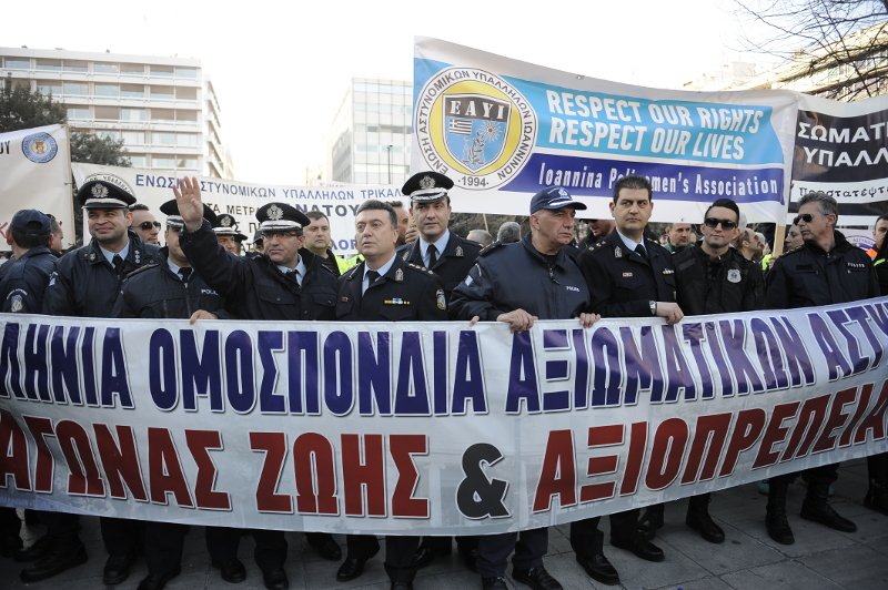 Συγκέντρωση ένστολων στο Σύνταγμα -Στον δρόμο αστυνομικοί, λιμενικοί και πυροσβέστες [εικόνες] | iefimerida.gr 3