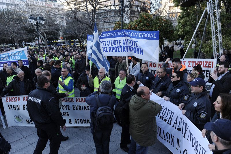 Συγκέντρωση ένστολων στο Σύνταγμα -Στον δρόμο αστυνομικοί, λιμενικοί και πυροσβέστες [εικόνες] | iefimerida.gr 4