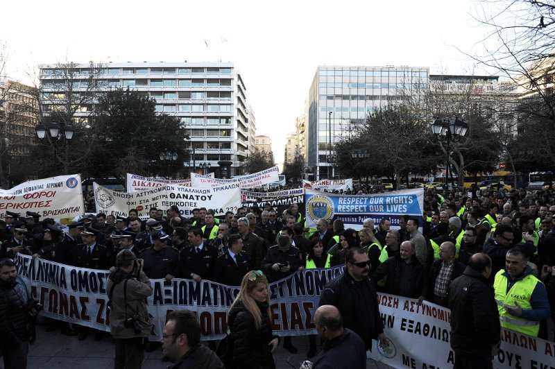 Συγκέντρωση ένστολων στο Σύνταγμα -Στον δρόμο αστυνομικοί, λιμενικοί και πυροσβέστες [εικόνες] | iefimerida.gr 5