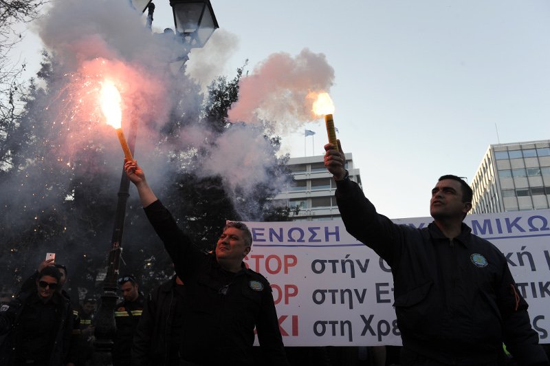 Συγκέντρωση ένστολων στο Σύνταγμα -Στον δρόμο αστυνομικοί, λιμενικοί και πυροσβέστες [εικόνες] | iefimerida.gr 6