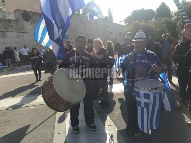 Εντυπωσιακή αλλαγή φρουράς στον Αγνωστο Στρατιώτη, σε ρυθμούς... συλλαλητηρίου [βίντεο] | iefimerida.gr 1