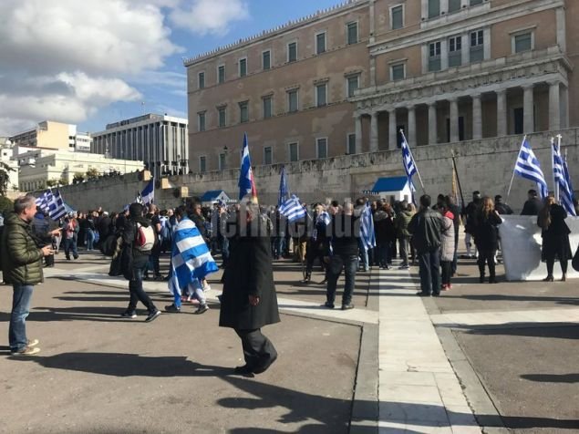 Εντυπωσιακή αλλαγή φρουράς στον Αγνωστο Στρατιώτη, σε ρυθμούς... συλλαλητηρίου [βίντεο] | iefimerida.gr 0