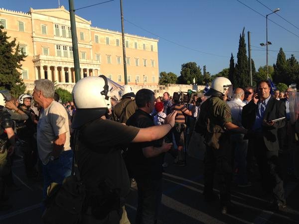 Στα δύο το Σύνταγμα: Αντιεξουσιαστές κόντρα στους «Μένουμε Ευρώπη» [εικόνες] | iefimerida.gr 4