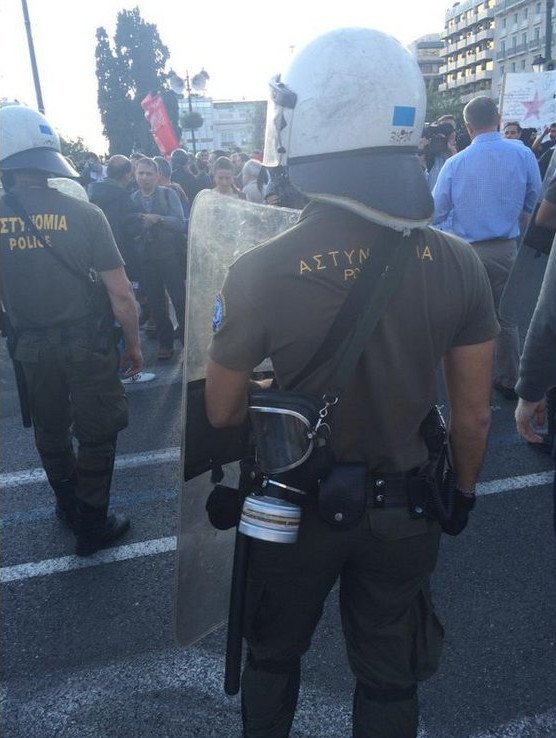 Στα δύο το Σύνταγμα: Αντιεξουσιαστές κόντρα στους «Μένουμε Ευρώπη» [εικόνες] | iefimerida.gr 6