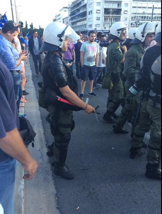 Στα δύο το Σύνταγμα: Αντιεξουσιαστές κόντρα στους «Μένουμε Ευρώπη» [εικόνες] | iefimerida.gr 7