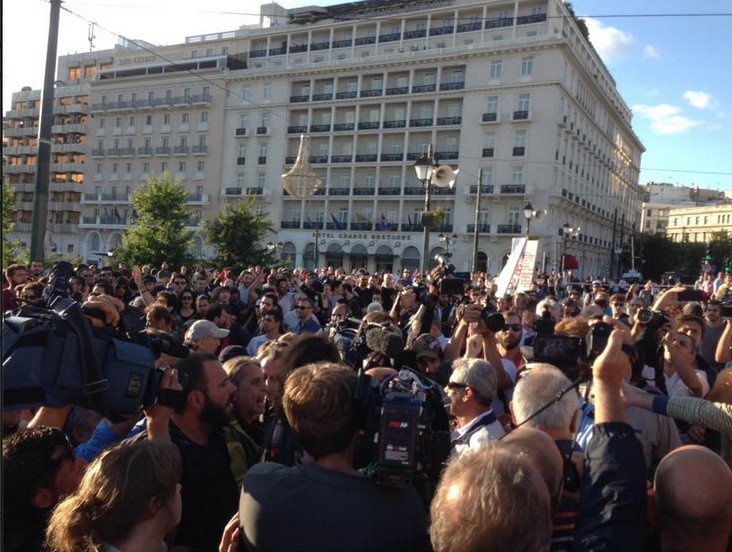 Στα δύο το Σύνταγμα: Αντιεξουσιαστές κόντρα στους «Μένουμε Ευρώπη» [εικόνες] | iefimerida.gr 8