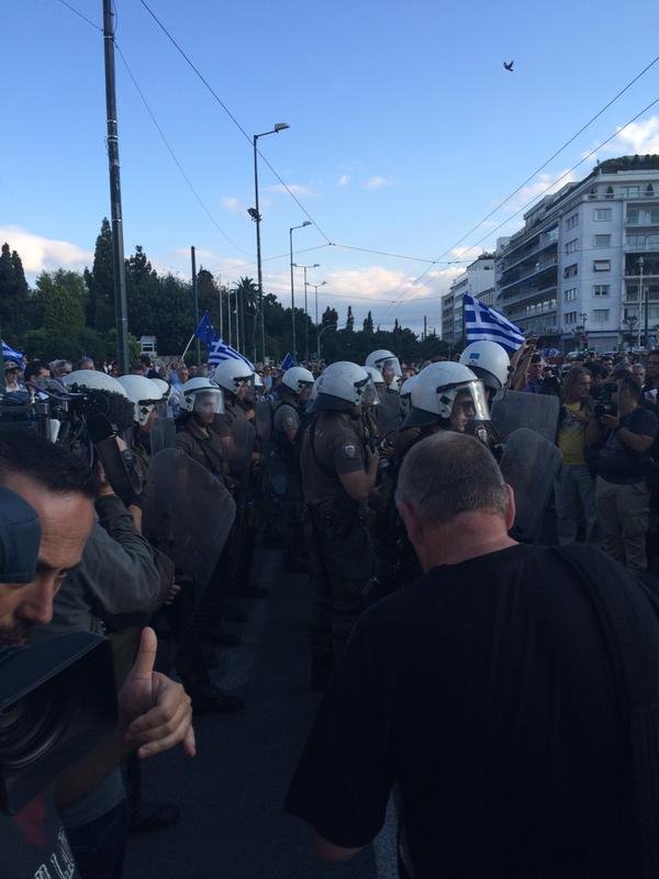 Στα δύο το Σύνταγμα: Αντιεξουσιαστές κόντρα στους «Μένουμε Ευρώπη» [εικόνες] | iefimerida.gr 5