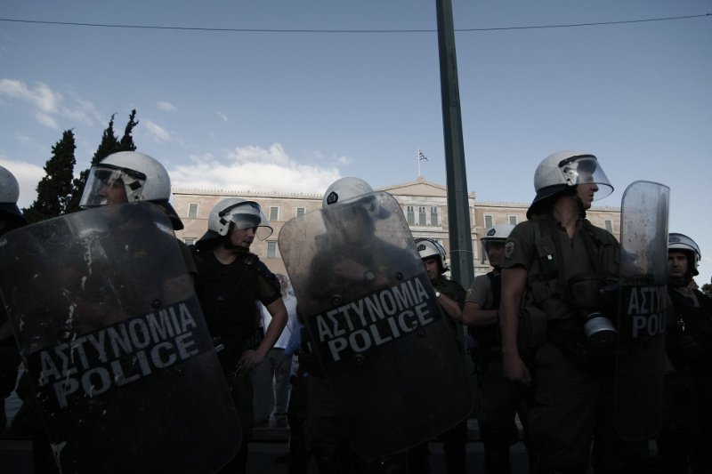 Στα δύο το Σύνταγμα: Αντιεξουσιαστές κόντρα στους «Μένουμε Ευρώπη» [εικόνες] | iefimerida.gr 9