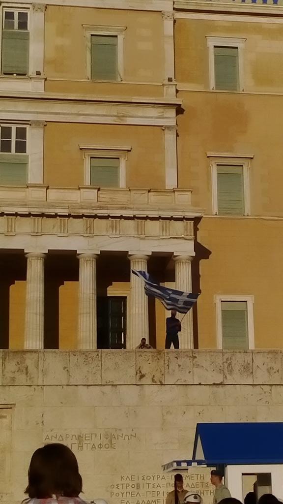 Στα δύο το Σύνταγμα: Αντιεξουσιαστές κόντρα στους «Μένουμε Ευρώπη» [εικόνες] | iefimerida.gr 12