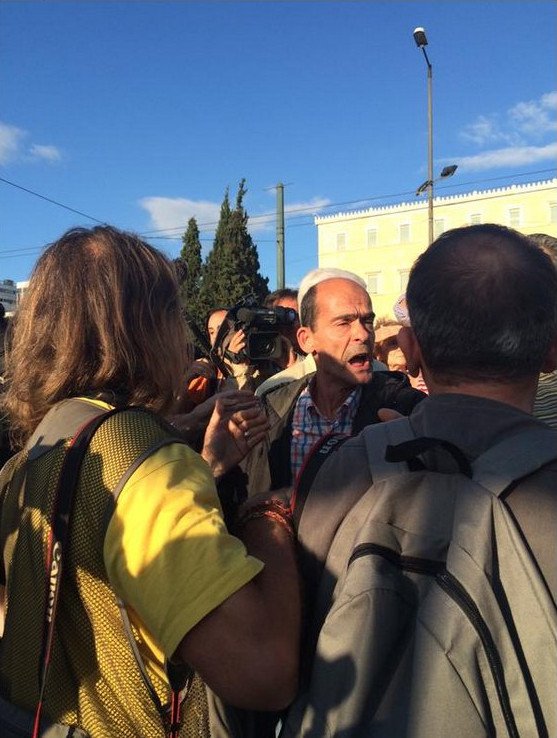 Στα δύο το Σύνταγμα: Αντιεξουσιαστές κόντρα στους «Μένουμε Ευρώπη» [εικόνες] | iefimerida.gr 0