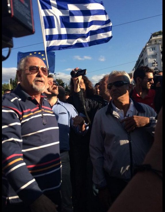 Στα δύο το Σύνταγμα: Αντιεξουσιαστές κόντρα στους «Μένουμε Ευρώπη» [εικόνες] | iefimerida.gr 1