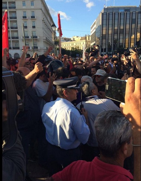 Στα δύο το Σύνταγμα: Αντιεξουσιαστές κόντρα στους «Μένουμε Ευρώπη» [εικόνες] | iefimerida.gr 2