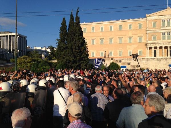 Στα δύο το Σύνταγμα: Αντιεξουσιαστές κόντρα στους «Μένουμε Ευρώπη» [εικόνες] | iefimerida.gr 3